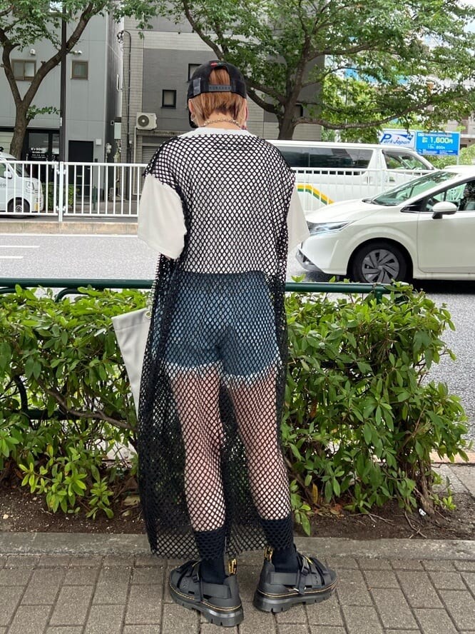 ブルー系のデニムパンツ、ブラック系のワンピース、ホワイト系のTシャツ/カットソーを着用したレディースの夏コーディネートの3枚目の写真