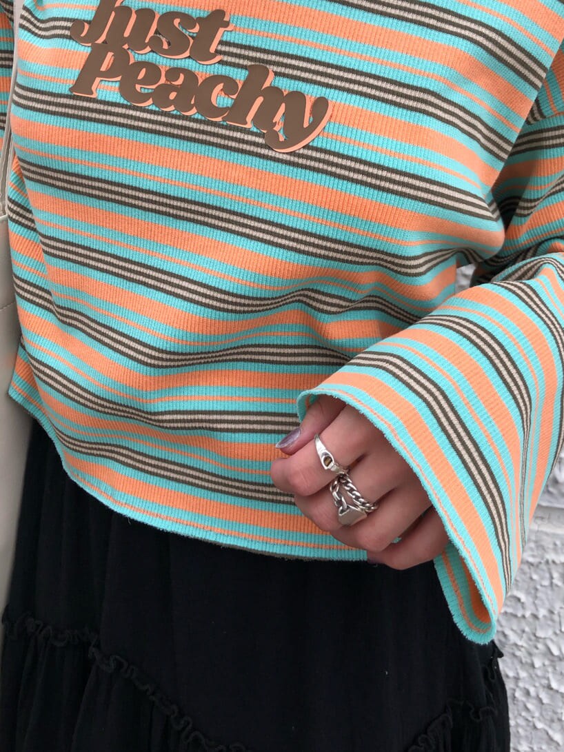 ブラック系のスカート、その他のTシャツ/カットソーを着用したレディースの秋コーディネートの6枚目の写真