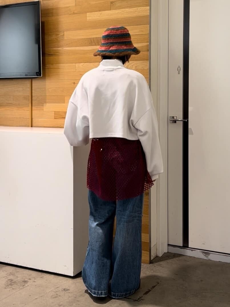 ブラック系のその他シューズ、ブルー系のデニムパンツ、レッド系のTシャツ/カットソーを着用したレディースの秋コーディネートの4枚目の写真