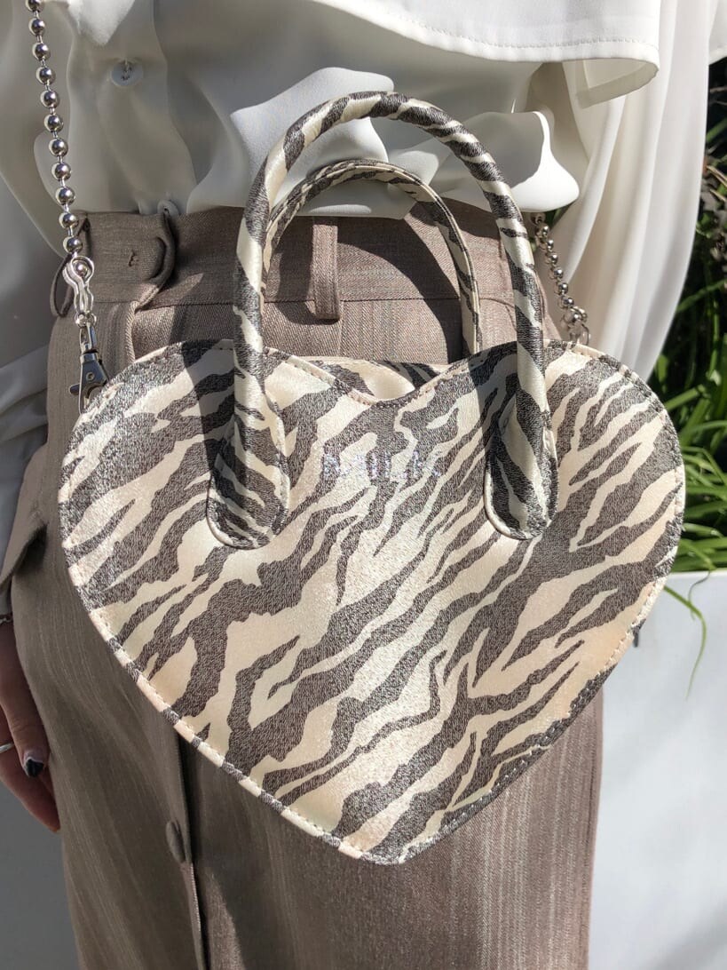 ホワイト系のシャツ/ブラウス、ベージュ系のスカート、その他のショルダーバッグを着用したレディースの春コーディネートの10枚目の写真