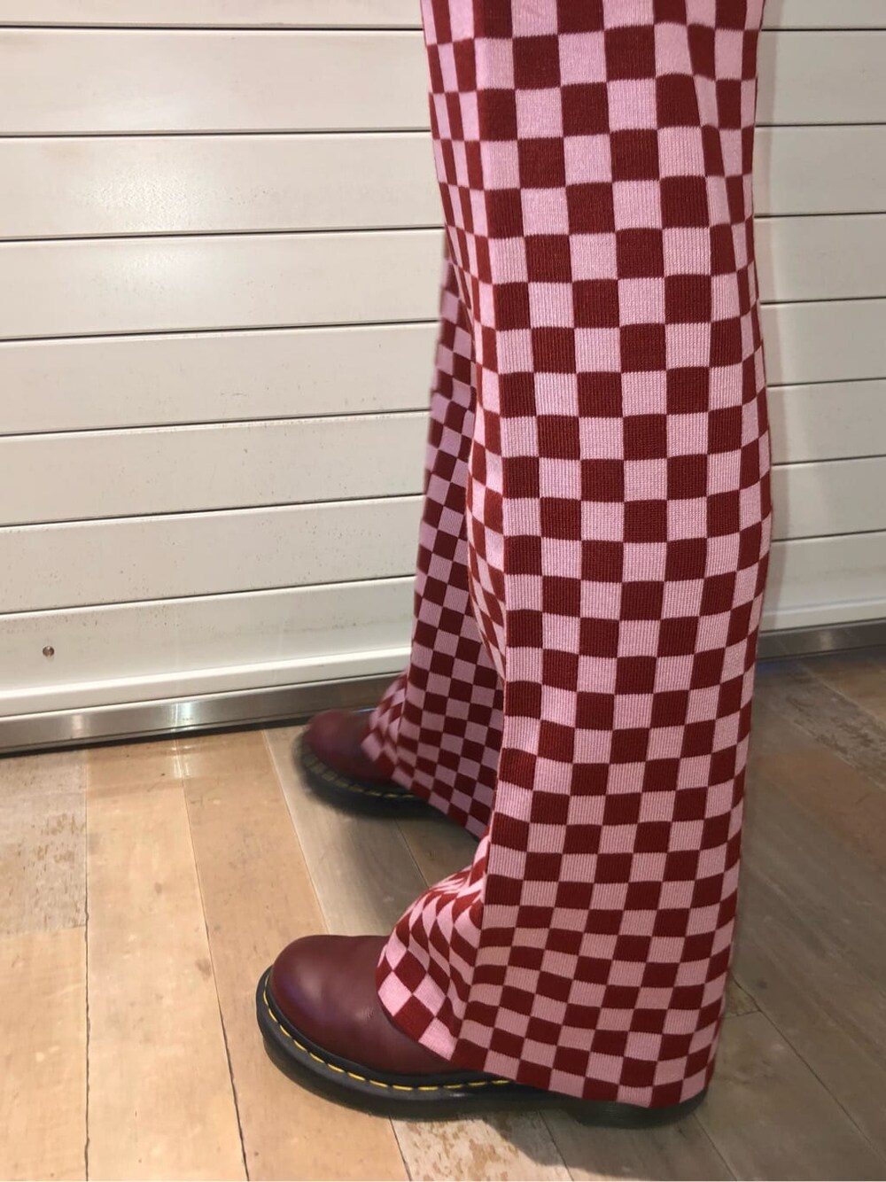 ブラック系のMA-1、ホワイト系のスウェット、レッド系のその他パンツを着用したレディースの秋コーディネートの7枚目の写真