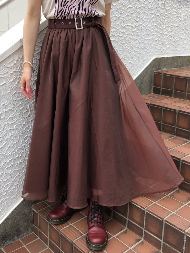 ブラウン系のスカート、ホワイト系のTシャツ/カットソー、ゴールド系のチョーカーを着用したレディースの夏コーディネートの4枚目の写真