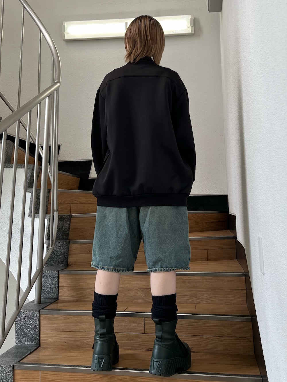 ブラック系のジャージ、ブラック系のキャミソールを着用したレディースの春コーディネートの4枚目の写真