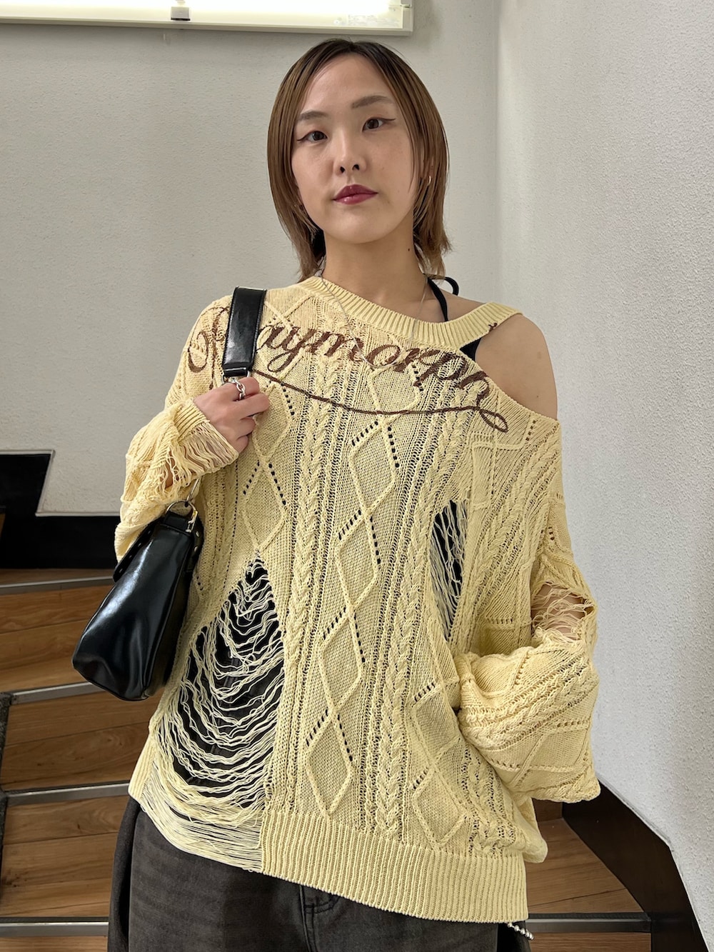 ブラック系のデニムパンツ、ブラック系のパンプス、ブラック系のキャミソールを着用したレディースの春コーディネートの5枚目の写真