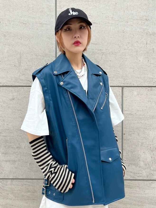 ブラック系のデニムパンツ、ホワイト系のTシャツ/カットソー、ブラック系のブーツを着用したレディースの秋コーディネートの6枚目の写真