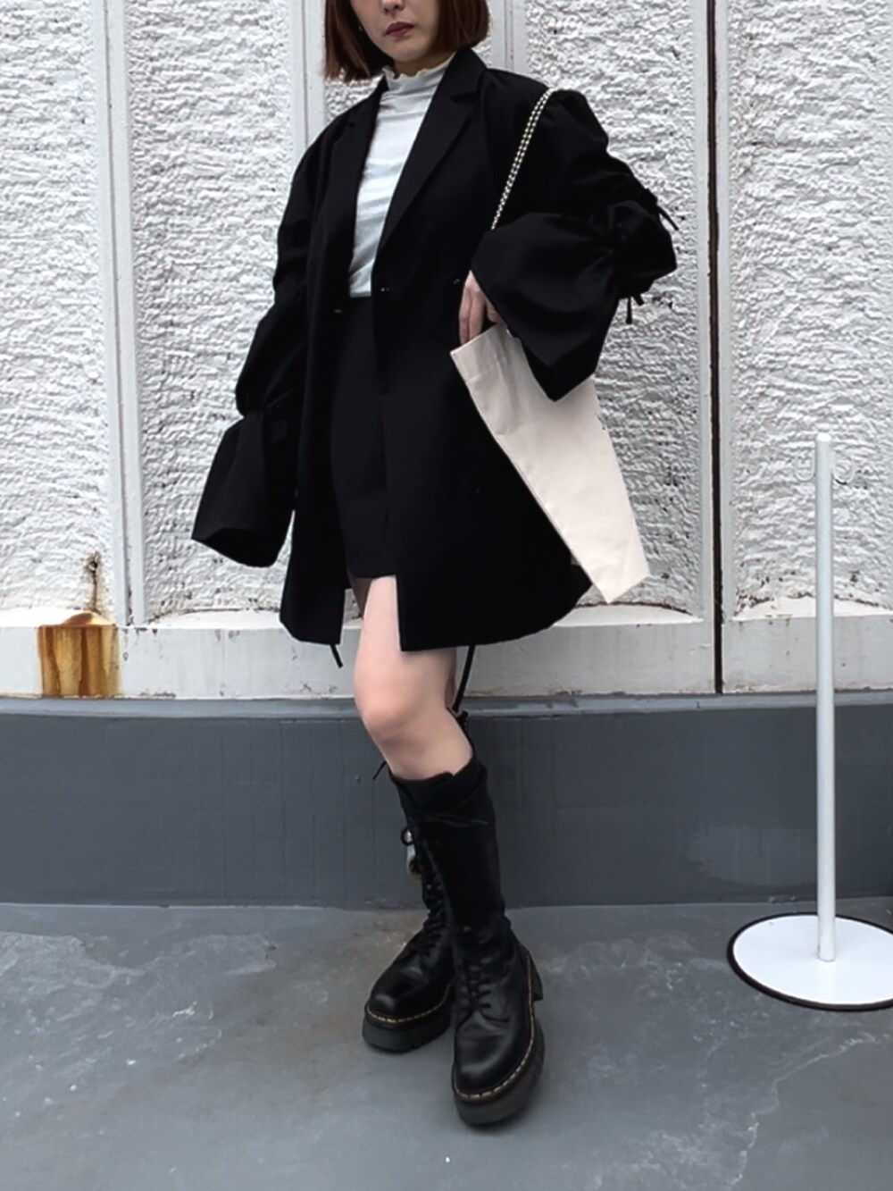 グレー系のワンピース、グレー系のスカート、シルバー系のTシャツ/カットソーを着用したレディースの春コーディネートの2枚目の写真