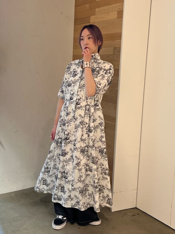 ホワイト系のワンピース、ブラック系のその他パンツ、ホワイト系のブレスレットを着用したレディースの夏コーディネートの6枚目の写真