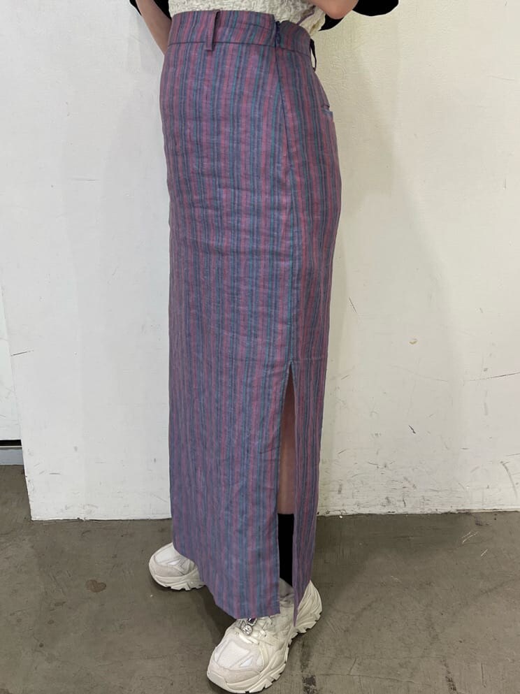 ブラック系のTシャツ/カットソー、ホワイト系のTシャツ/カットソー、その他のスカートを着用したレディースの夏コーディネートの9枚目の写真