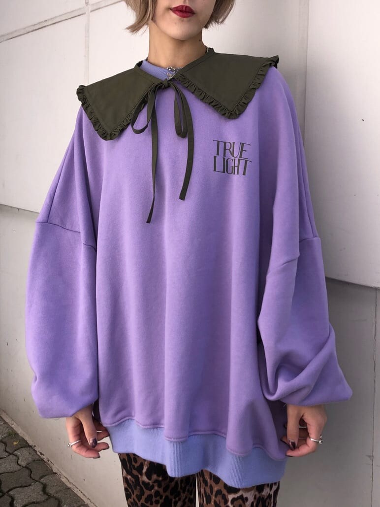 パープル系のスウェットを着用したレディースの冬コーディネートの3枚目の写真