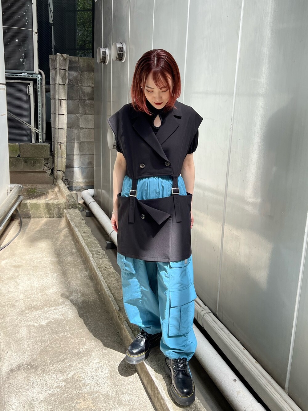 ブラック系のTシャツ/カットソー、ブラック系のテーラードジャケット、ブルー系のカーゴパンツを着用したレディースの夏コーディネートの5枚目の写真