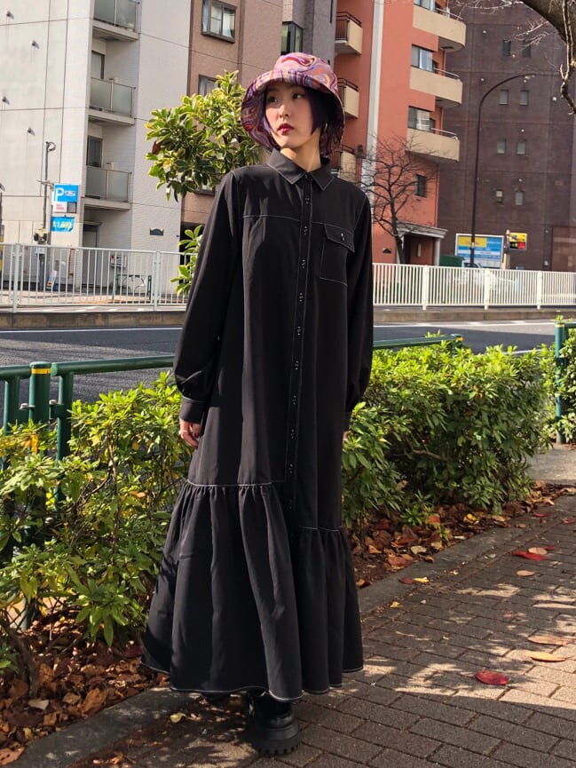 ホワイト系のライダースジャケット、ブラック系のワンピース、ホワイト系のショルダーバッグを着用したレディースの冬コーディネートの4枚目の写真