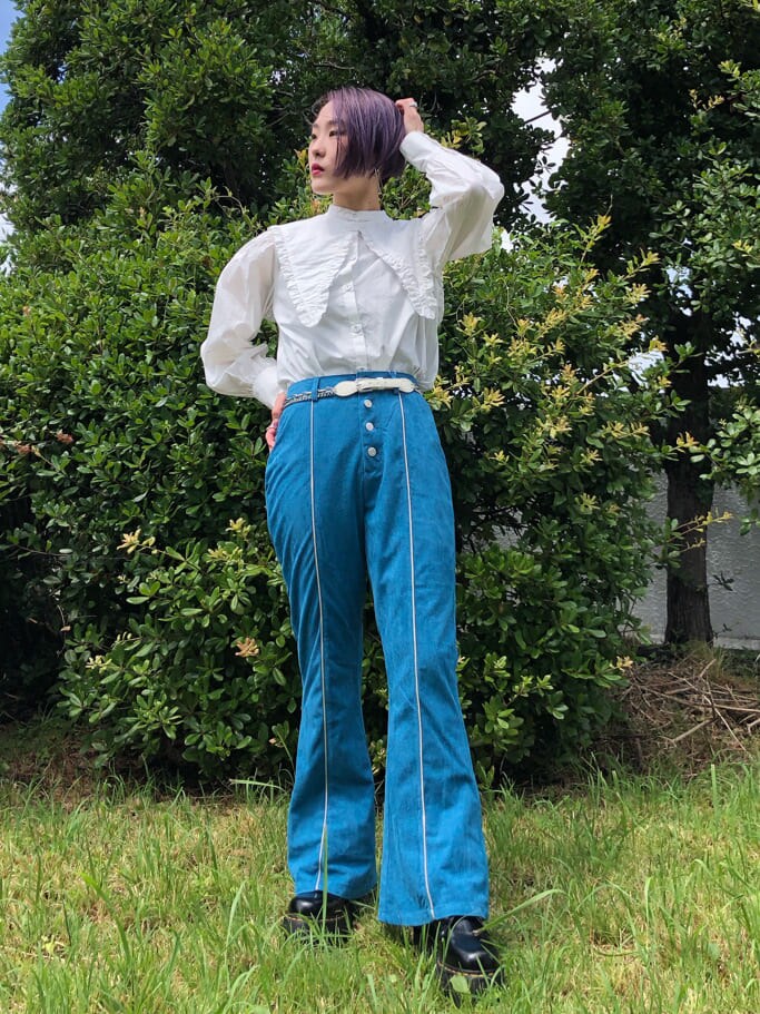 ホワイト系のシャツ/ブラウス、ホワイト系のダウンジャケット/コート、ブルー系のその他パンツを着用したレディースの春コーディネートの4枚目の写真