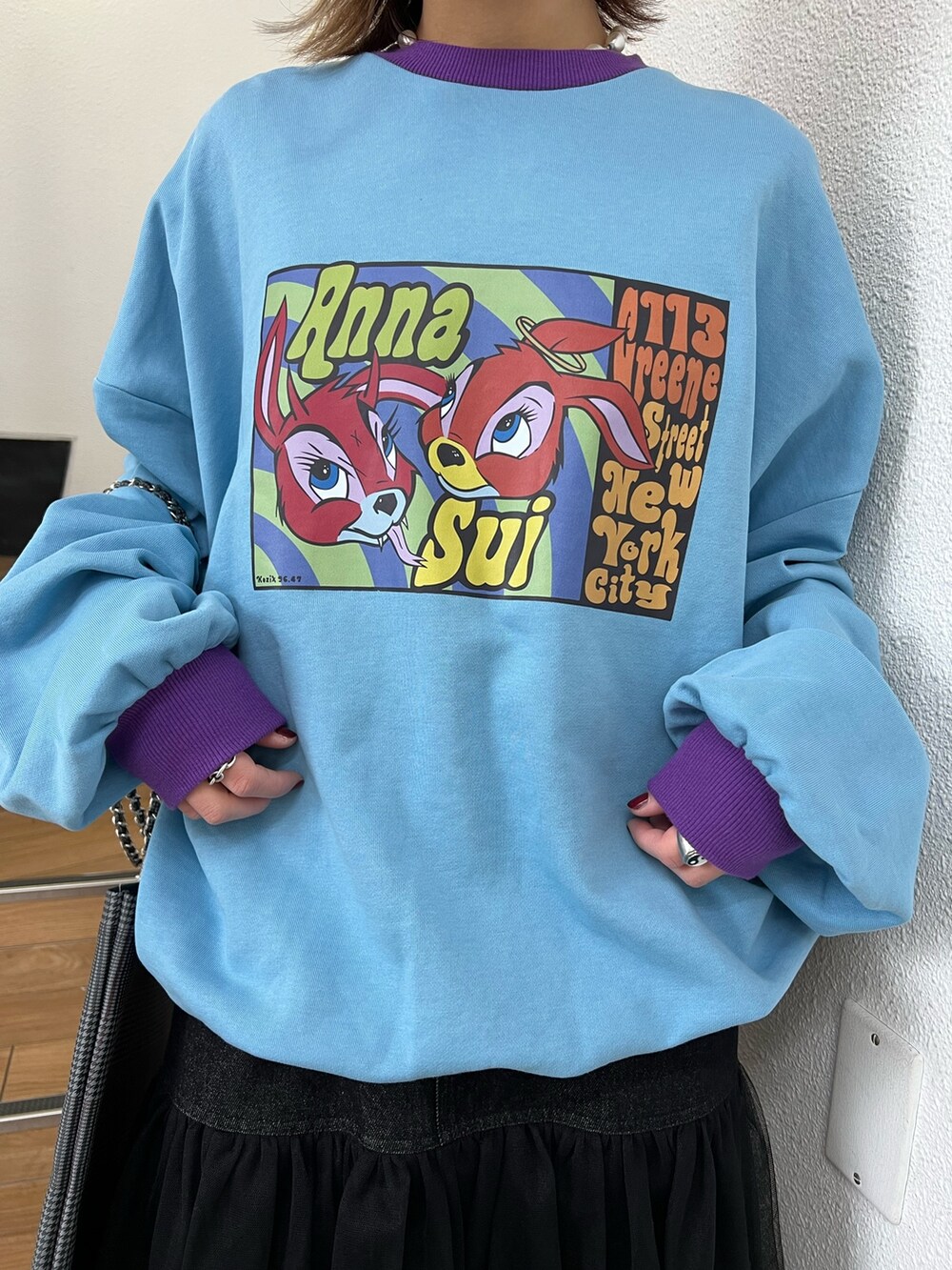 ブルー系のスウェット、ブラック系のスカート、グレー系のトートバッグを着用したレディースの冬コーディネートの6枚目の写真