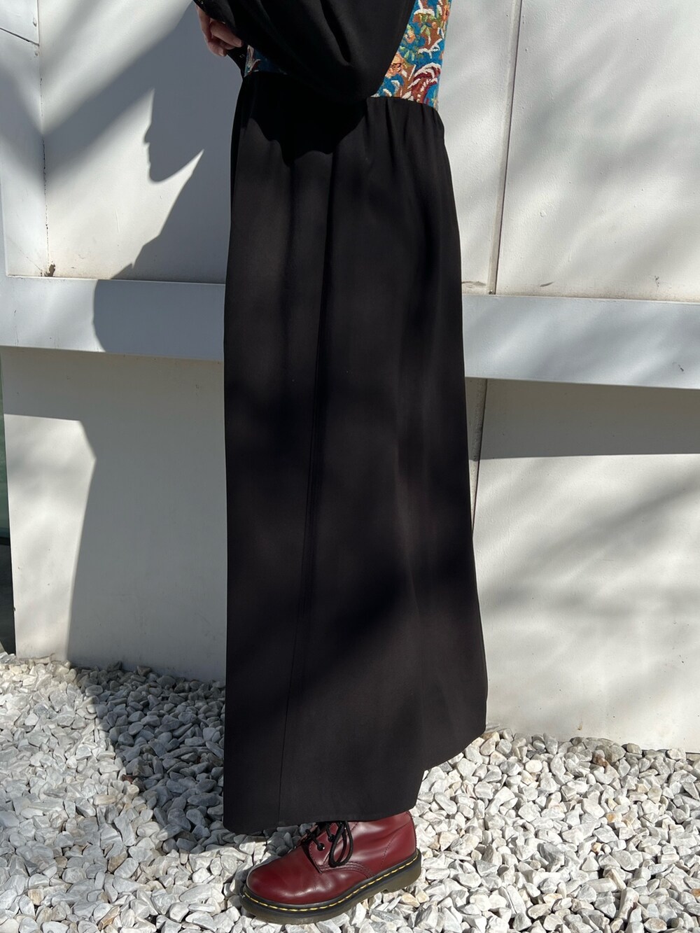 ブラック系のワンピースを着用したレディースの冬コーディネートの8枚目の写真