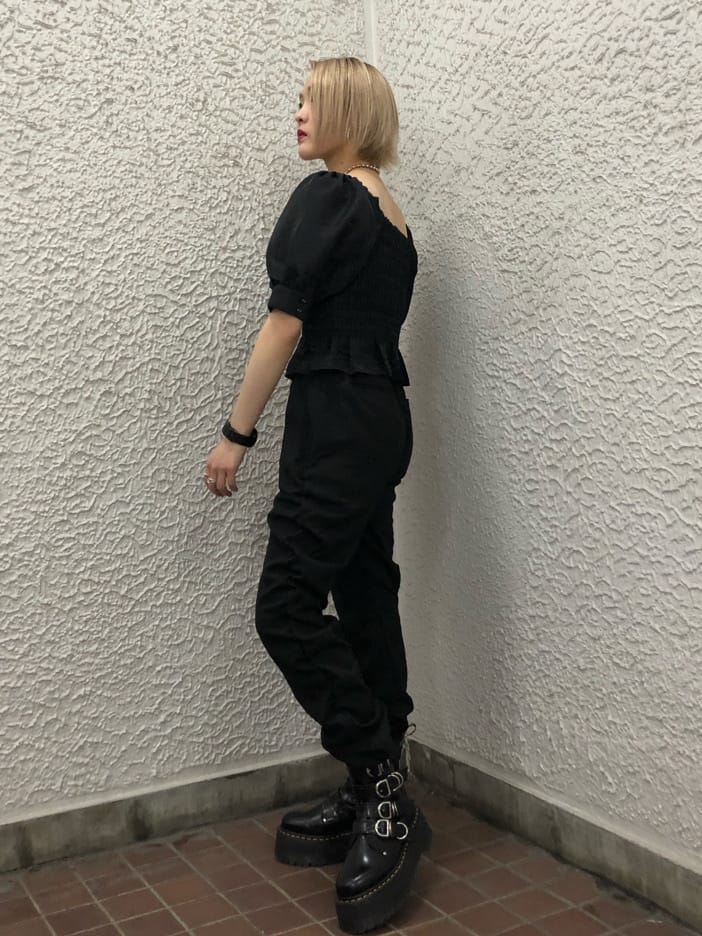 ブラック系のブーツ、ブラック系のシャツ/ブラウス、ブラック系のその他パンツを着用したレディースの夏コーディネートの2枚目の写真