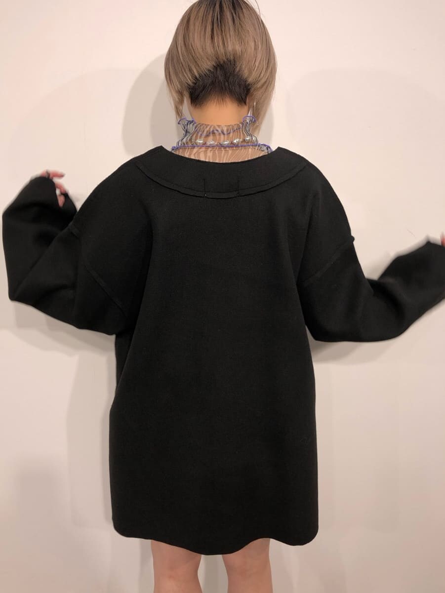 その他のTシャツ/カットソー、パープル系のキャミソール、ブラック系のスウェットを着用したレディースの秋コーディネートの6枚目の写真