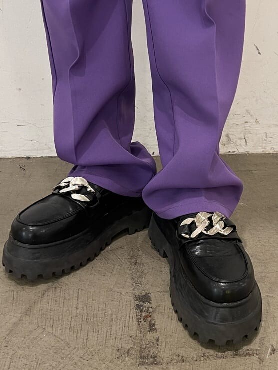 ブラック系のニット/セーター、パープル系のスラックス、ホワイト系のTシャツ/カットソーを着用したレディースの夏コーディネートの8枚目の写真