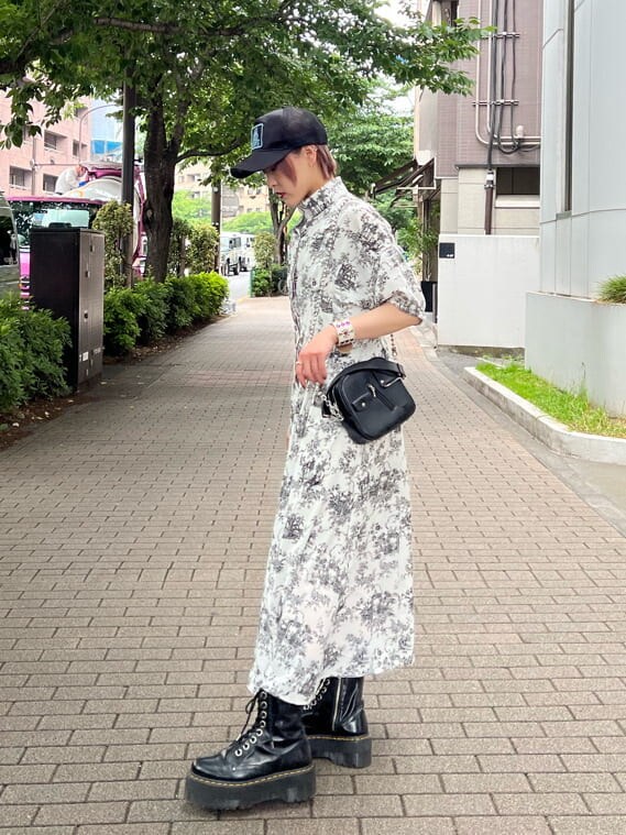ブラック系のその他シューズ、ホワイト系のワンピース、ブラック系のキャップを着用したレディースの夏コーディネートの3枚目の写真
