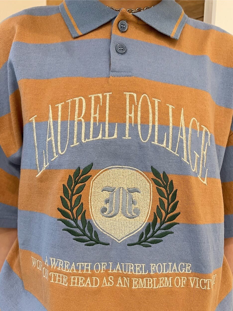 ブルー系のスラックス、グリーン系のハンドバッグ、ブルー系のTシャツ/カットソーを着用したレディースの夏コーディネートの6枚目の写真