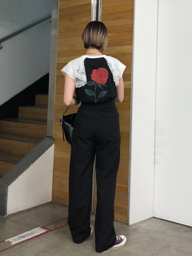 ブラック系のTシャツ/カットソー、ブラック系のハンドバッグ、ブラック系のその他パンツを着用したレディースの夏コーディネートの3枚目の写真