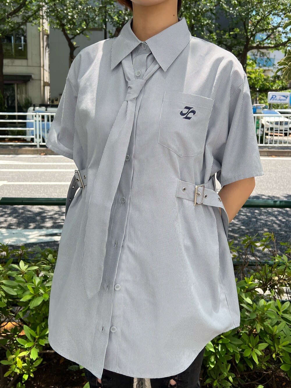 ブルー系のシャツ/ブラウス、ブラック系のデニムパンツ、ブラック系のドレスシューズを着用したレディースの夏コーディネートの5枚目の写真