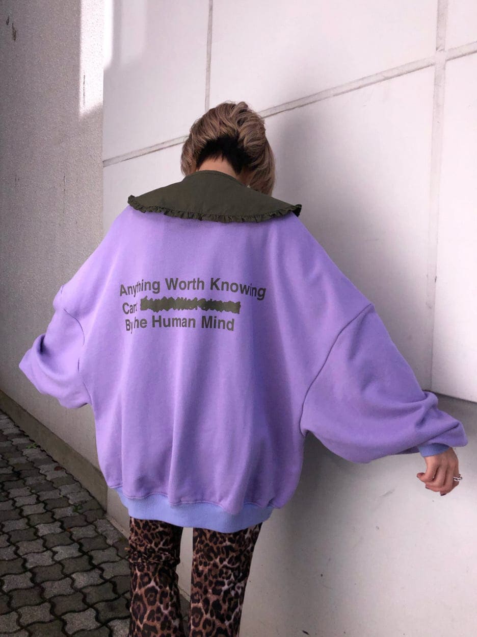 パープル系のスウェットを着用したレディースの冬コーディネートの4枚目の写真