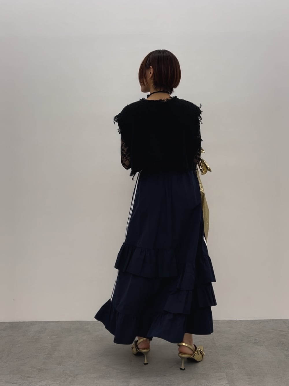 ブラック系のベスト、ブラック系のTシャツ/カットソー、ゴールド系のパンプスを着用したレディースの夏コーディネートの4枚目の写真