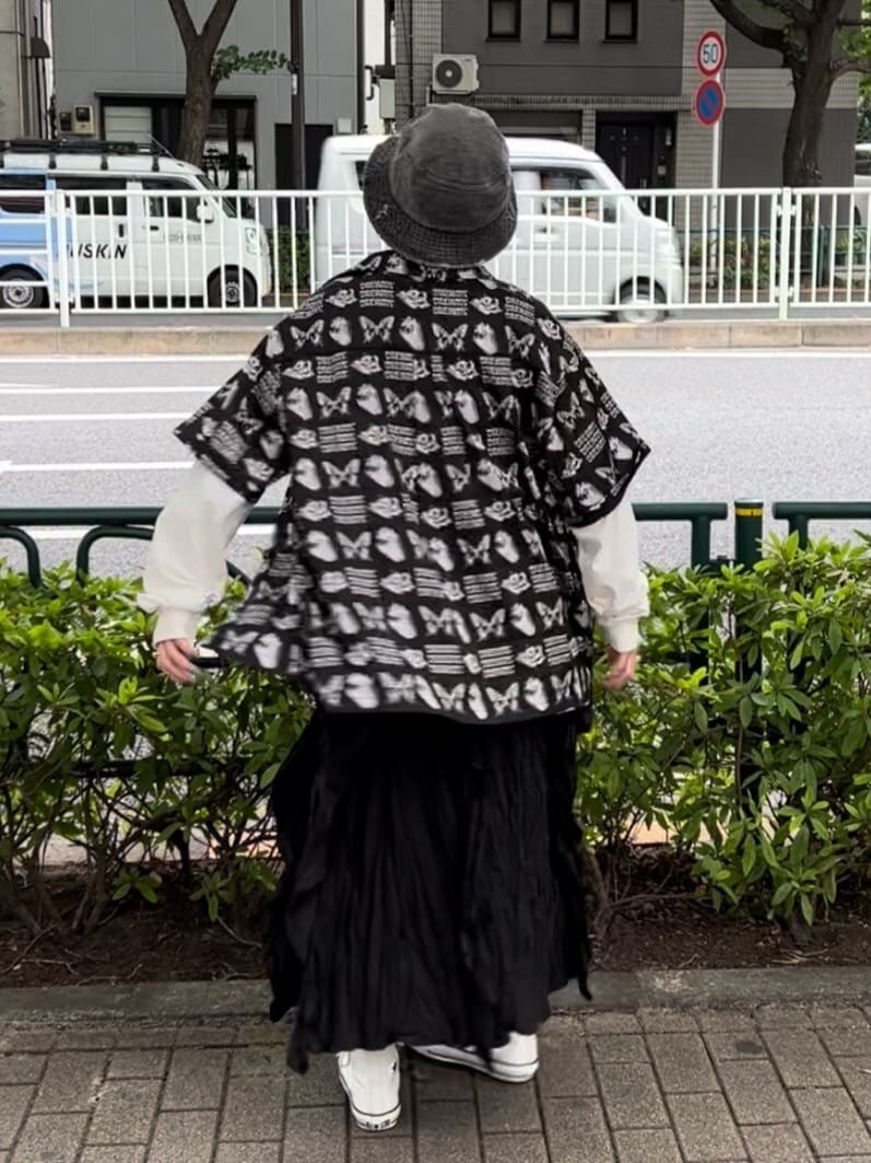 ブラック系のワンピース、ホワイト系のTシャツ/カットソー、グリーン系のキャミソールを着用したレディースの秋コーディネートの3枚目の写真