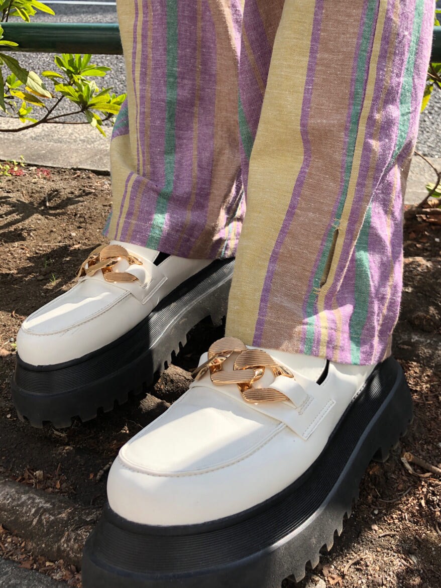 ホワイト系のその他シューズ、イエロー系のスラックス、パープル系のシャツ/ブラウスを着用したレディースの夏コーディネートの9枚目の写真