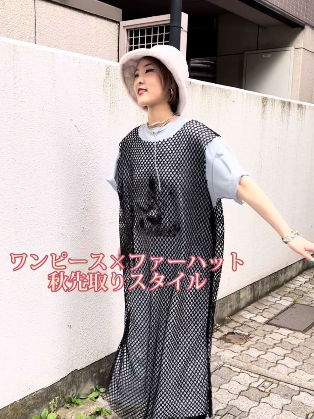 ブルー系のワンピース、ブラック系のワンピース、シルバー系のネックレスを着用したレディースの夏コーディネートの2枚目の写真