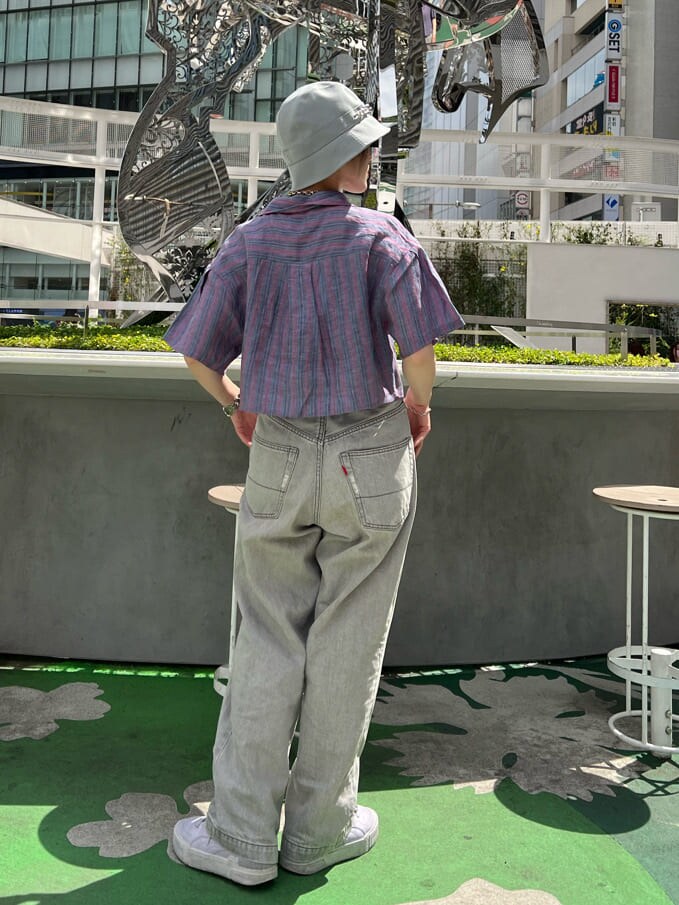 その他のシャツ/ブラウス、ブラック系のカーディガン/ボレロ、その他のベルトを着用したレディースの春コーディネートの7枚目の写真