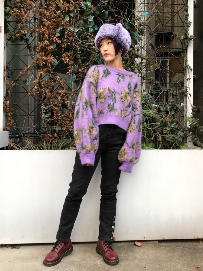 ブラック系のデニムパンツ、ブラック系のデニムジャケット、パープル系のカーディガン/ボレロを着用したレディースの冬コーディネートの2枚目の写真