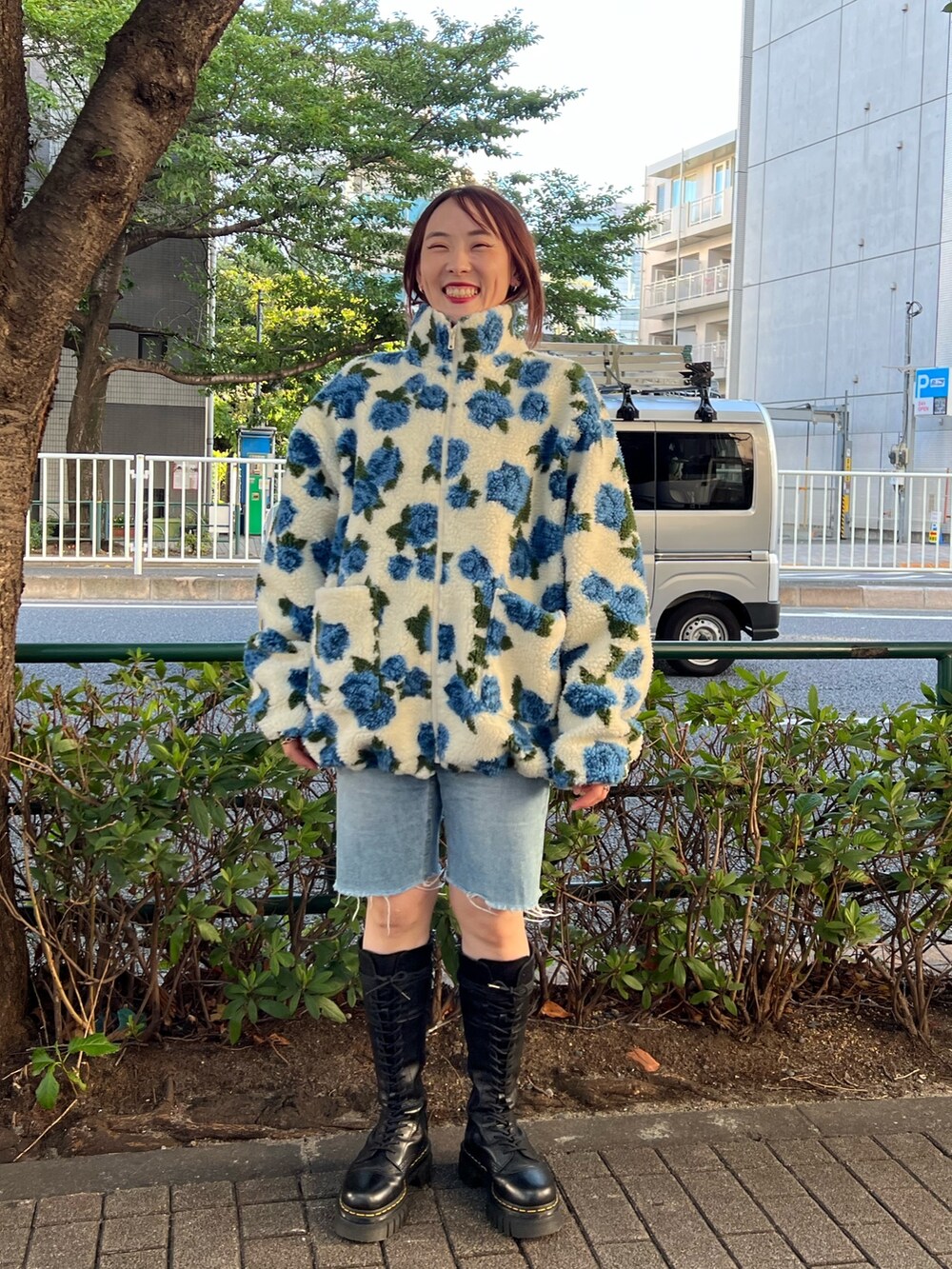 ブラック系のTシャツ/カットソー、ホワイト系のブルゾン、ブラック系のブーツを着用したレディースの夏コーディネートの6枚目の写真