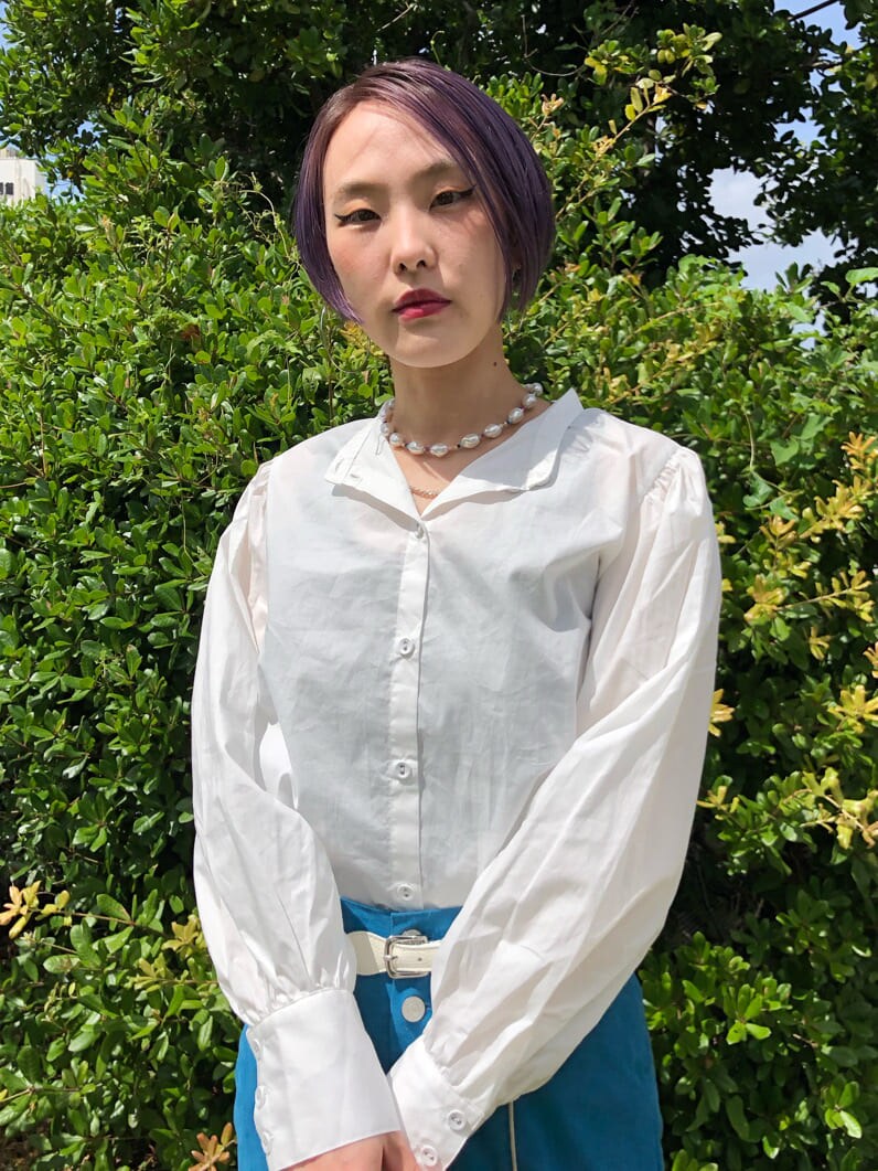 ホワイト系のシャツ/ブラウス、ホワイト系のダウンジャケット/コート、ブルー系のその他パンツを着用したレディースの春コーディネートの8枚目の写真