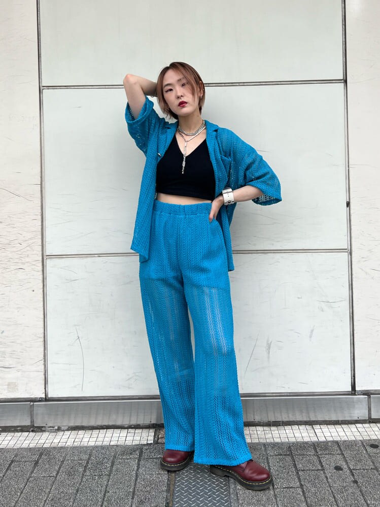 ブラック系のキャミソール、ブルー系のその他パンツ、ブルー系のシャツ/ブラウスを着用したレディースの夏コーディネートの5枚目の写真