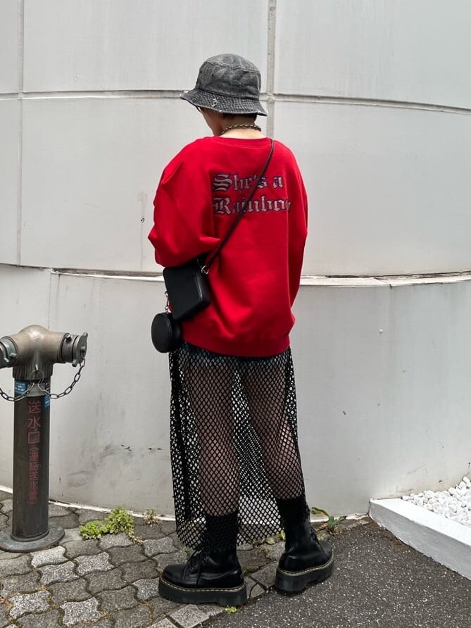 ブルー系のデニムパンツ、ブラック系のその他シューズ、ブラック系のワンピースを着用したレディースの夏コーディネートの4枚目の写真