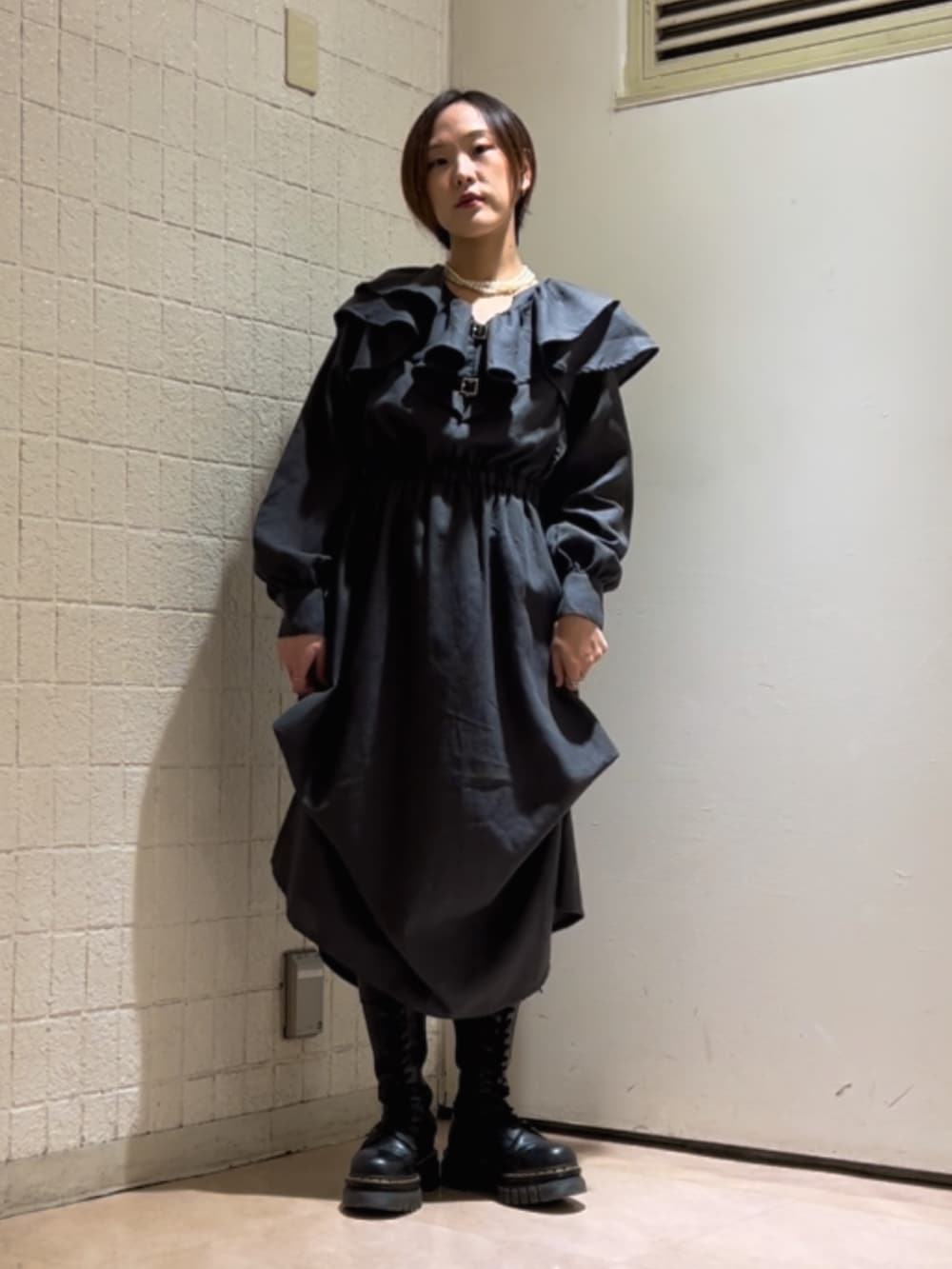 ベージュ系のその他アウター、グレー系のワンピース、ブラック系のブーツを着用したレディースの秋コーディネートの5枚目の写真