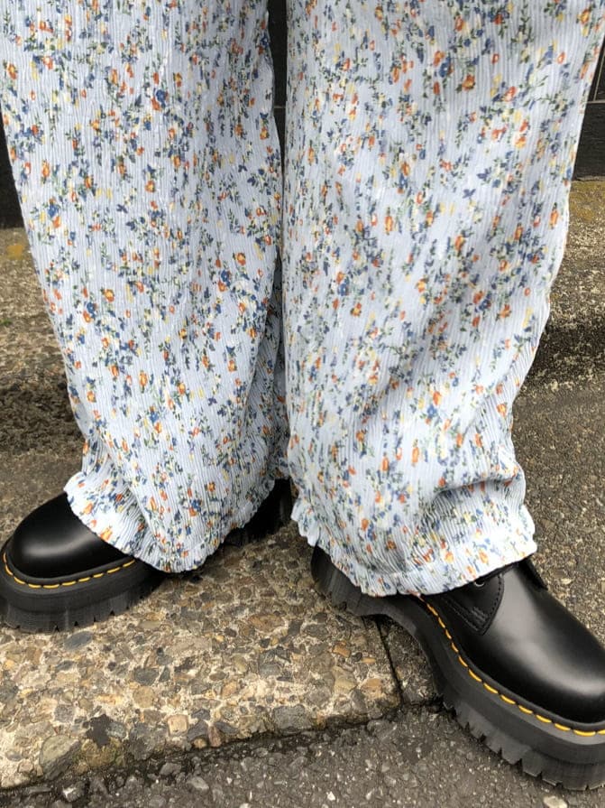 その他のその他パンツ、ブラック系のブーツ、ブラック系のTシャツ/カットソーを着用したレディースの夏コーディネートの5枚目の写真