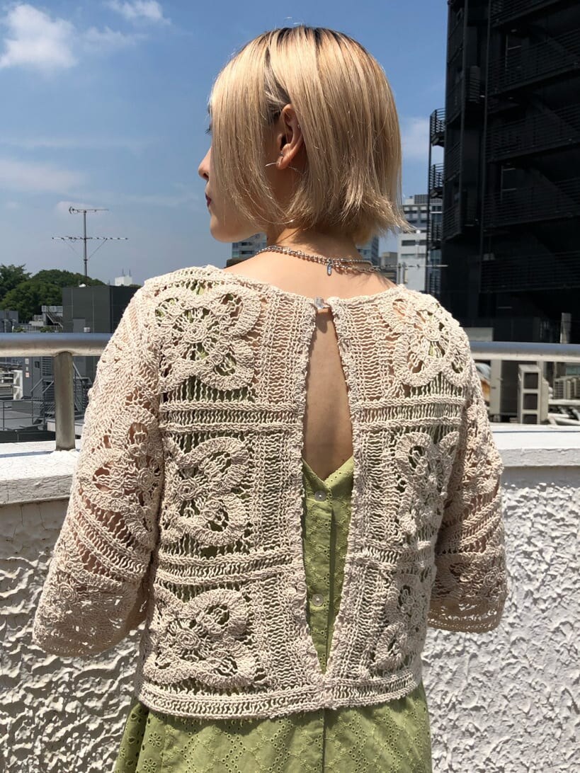 グリーン系のワンピース、ホワイト系のTシャツ/カットソー、シルバー系のネックレスを着用したレディースの夏コーディネートの7枚目の写真