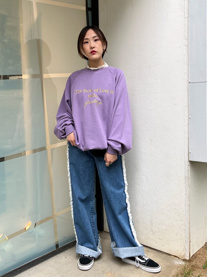 ホワイト系のTシャツ/カットソー、ブラック系のハンドバッグ、ブルー系のデニムパンツを着用したレディースの夏コーディネートの2枚目の写真