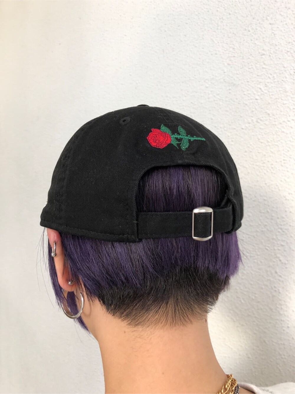 ブラック系のスラックス、グレー系のTシャツ/カットソー、ホワイト系のスニーカーを着用したレディースの冬コーディネートの10枚目の写真