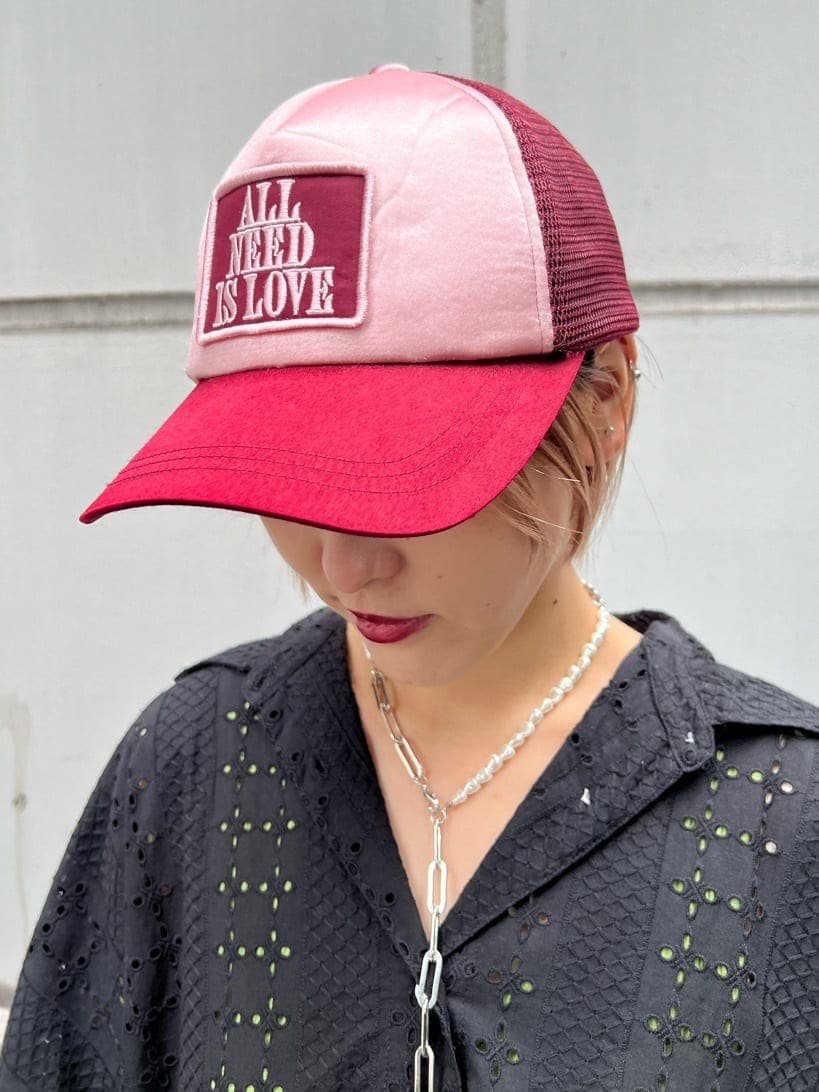 グリーン系のキャミソール、ホワイト系のブーツ、ブラック系のシャツ/ブラウスを着用したレディースの夏コーディネートの8枚目の写真