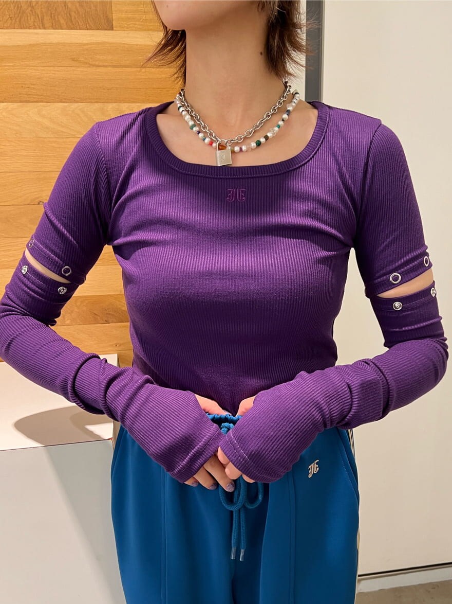 ブラック系のブーツ、ホワイト系のシャツ/ブラウス、パープル系のTシャツ/カットソーを着用したレディースの秋コーディネートの9枚目の写真