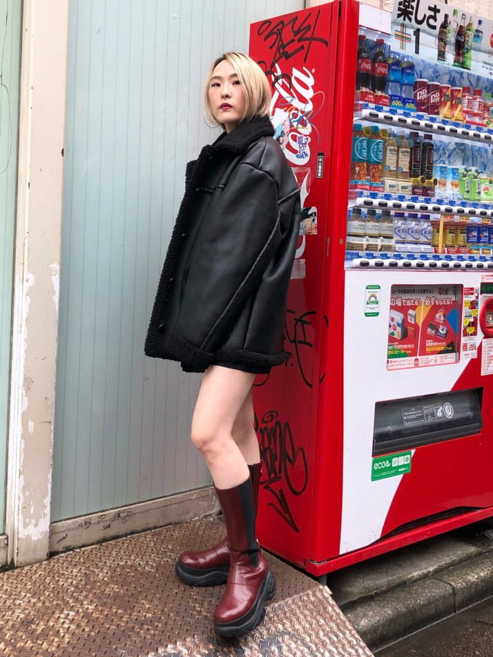 ホワイト系のTシャツ/カットソー、ブラック系のムートンコートを着用したレディースの秋コーディネートの3枚目の写真