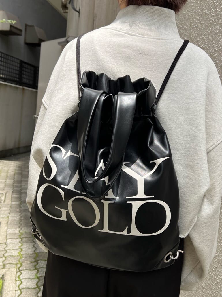 ブラック系のその他シューズ、ブラック系のバックパック/リュック、グレー系のスウェットを着用したレディースの夏コーディネートの10枚目の写真