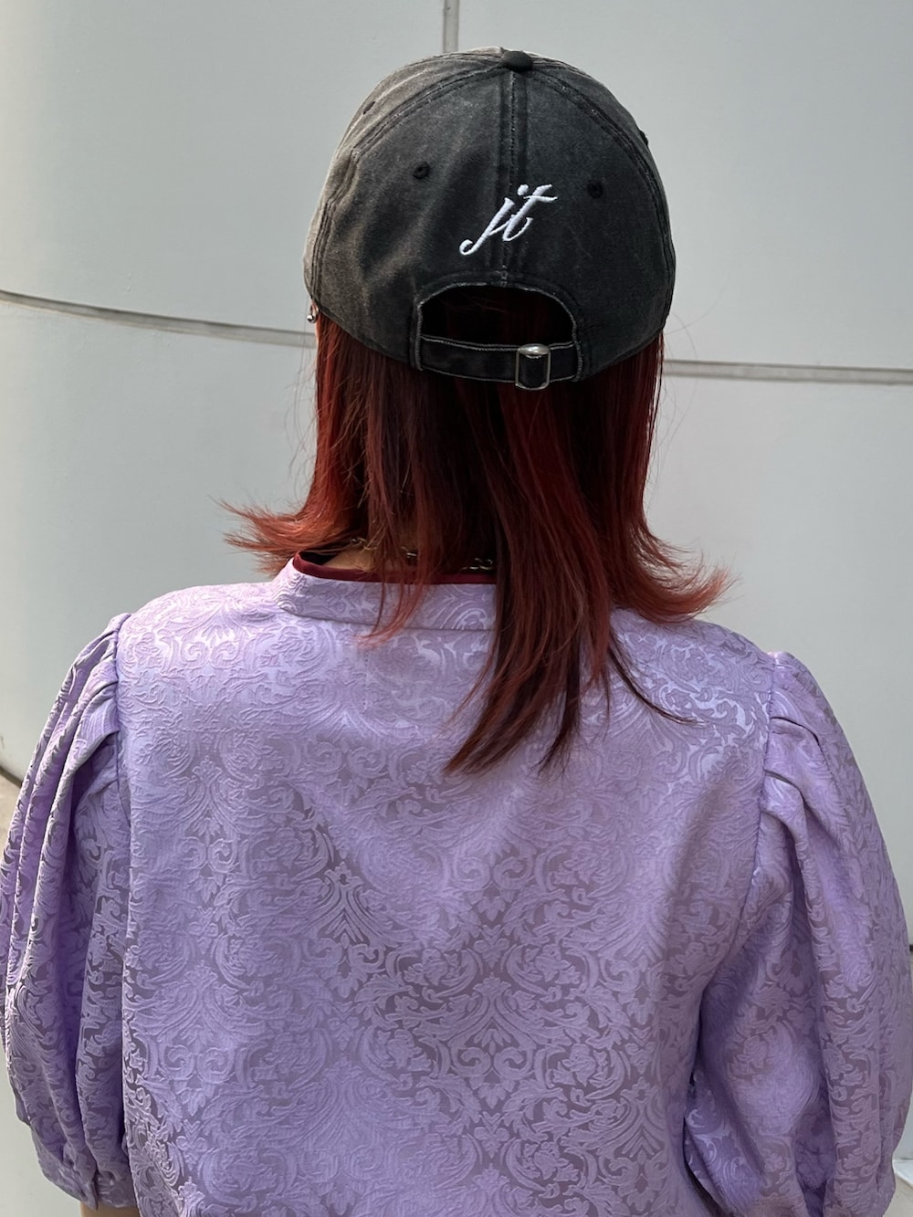 パープル系のシャツ/ブラウス、レッド系のスカート、ブラック系のキャップを着用したレディースの春コーディネートの10枚目の写真