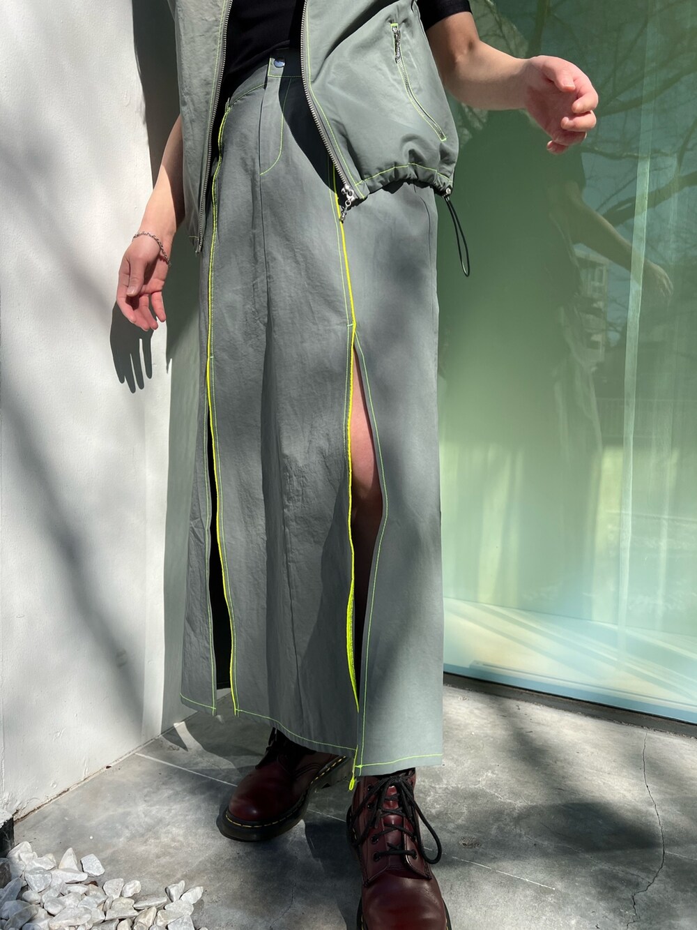 ブラック系のTシャツ/カットソー、グレー系のベスト、グレー系のスカートを着用したレディースの冬コーディネートの8枚目の写真