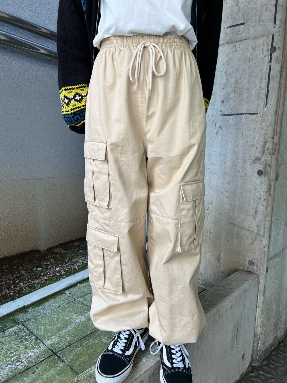 ブラック系のカーディガン/ボレロ、ホワイト系のカーゴパンツ、ホワイト系のTシャツ/カットソーを着用したレディースの秋コーディネートの9枚目の写真