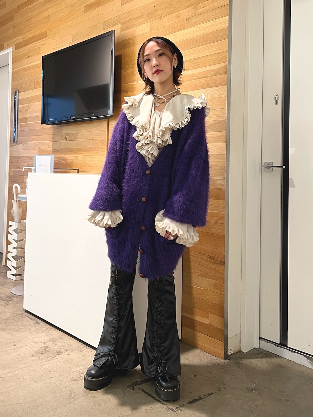 ホワイト系のシャツ/ブラウス、パープル系のカーディガン/ボレロ、ブラック系のデニムパンツを着用したレディースの冬コーディネートの4枚目の写真