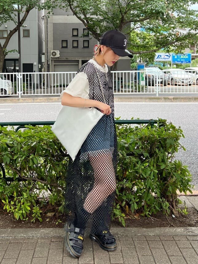 ブルー系のデニムパンツ、ブラック系のワンピース、ホワイト系のTシャツ/カットソーを着用したレディースの夏コーディネートの4枚目の写真